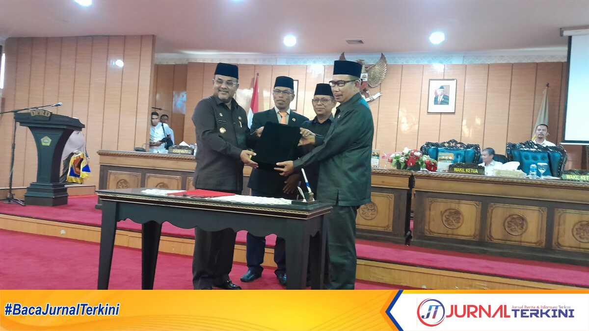 kua-ppas apbd Karimun 2024 Bupati Karimun Aunur Rafiq menyerahkan naskah Rancangan KUA-PPAS APBD 2024 kepada Ketua DPRD Karimun M Yusuf Sirat didampingi Wakil Ketua Hasanuddin dan Rasno dalam rapat paripurna di gedung DPRD Karimun, Rabu (12/7/2023). (JurnalTerkini.id/Jansen)