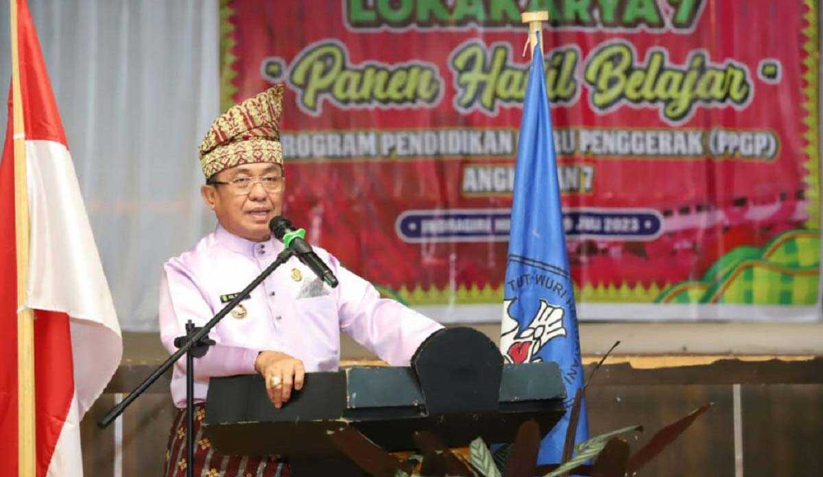 lokakarya 7 panen hasil belajar Bupati Indragiri Hilir HM. Wardan memberikan kata sambutan saat membuka Lokakarya 7 “Panen Hasil Belajar” Program Pendidikan Guru Penggerak (PPGP) Angkatan 7 yang dilaksanakan di gedung daerah Engku Kelana Tembilahan, Minggu (09/07/2023). (Dok. Prokopim Setda Inhil)