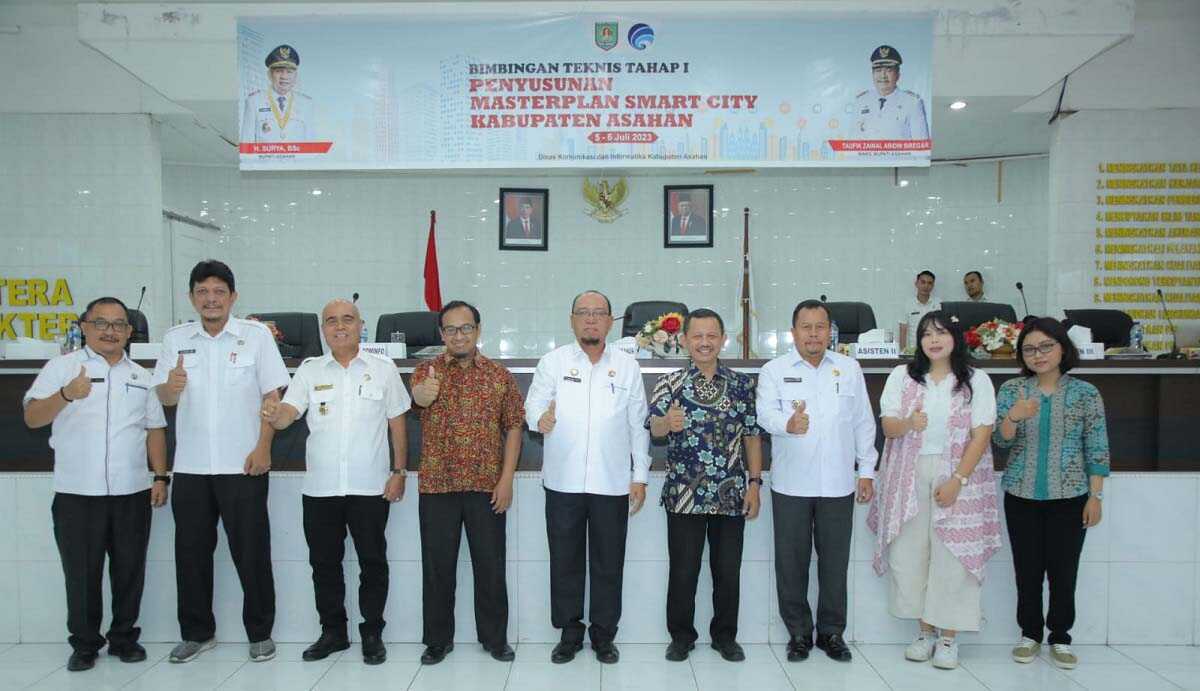 Sekda Asahan John Hardi Nasution bersama sejumlah pejabat berfoto di sela bimtek tahap I penyusunan materplan smart city di Kantor Bupati Asahan, Rabu (5/7/2023). (Dokumentasi pribadi)