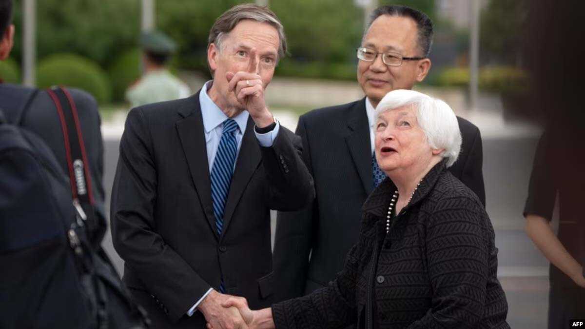 menkeu as ke tiongkok Menkeu AS Janet Yellen (kanan) berjabat tangan dengan Dubes AS untuk Tiongkok Nicholas Burns (kiri) disaksikan oleh Yang Yingming, Dirjen Dept.Hubungan Ekonomi Internasional Kemenkeu Tiongkok, setibanya di Bandara Internasional Beijing, Tiongkok 6 Juli 2023. (Mark Schiefelbein/POOL/AFP)