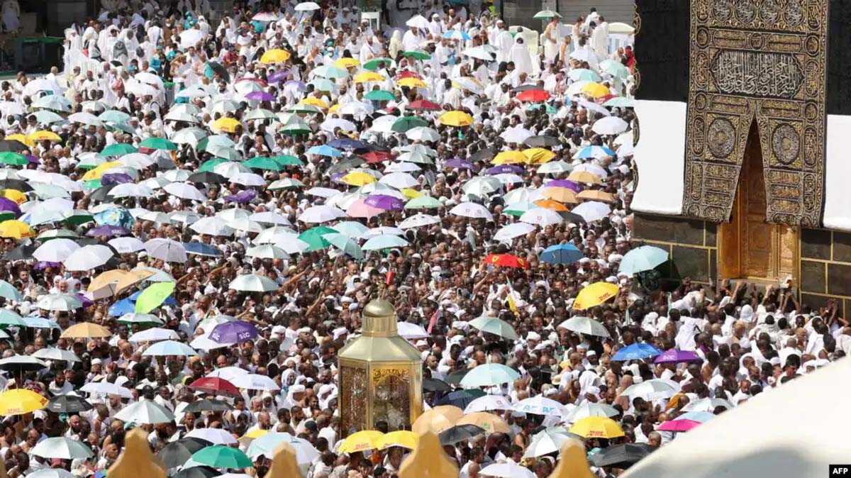 Jemaah haji dari berbagai negara mengatasi suhu panas yang menyengat ketika melakukan ibadah haji tahunan di Masjidil Haram, Mekkah, Arab Saudi Kamis (28/6/2023). (AFP)