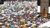 naik haji Jemaah haji dari berbagai negara mengatasi suhu panas yang menyengat ketika melakukan ibadah haji tahunan di Masjidil Haram, Mekkah, Arab Saudi Kamis (28/6/2023). (AFP)