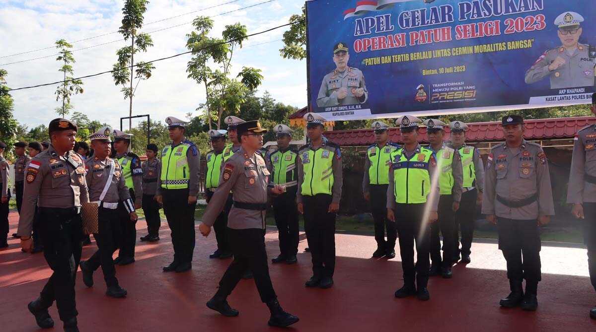 Kapolres Bintan AKBP Riky Iswoyo memeriksa barisan personel yang terlibat dalam Operasi Patuh Seligi 2023 dalam apel gelar pasukan di Mapolres Bintan, Senin (10/7/2023). (Dok. Humas Polres Bintan)