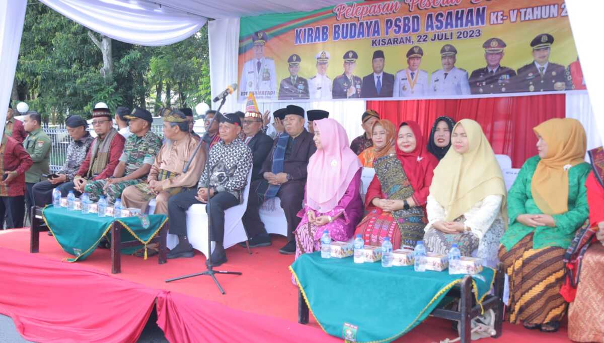 parade seni budaya Asahan Bupati Asahan ?Surya bersama sejumlah menghadiri Pagelaran Seni Budaya Daerah (PSBD) Kabupaten Asahan, Sabtu (22/07/2023) di Jalan Lintas Sumatera, tepatnya depan rumah dinas Bupati Asahan. (Dok. Diskominfo Asahan)