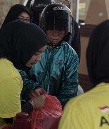 Warga antre membeli paket bahan pokok dalam pasar murah menyambut Hari Bhakti Adhyaksa ke-63 dan HUT Ikatan Adhyaksa Dharmakarini ke-23 di Panggung Rakyat Putri Kemuning, Coastal Area Tanjung Bal;ai Karimun, Jumat (14/7/2023). (Dokumentasi Kejari Karimun)