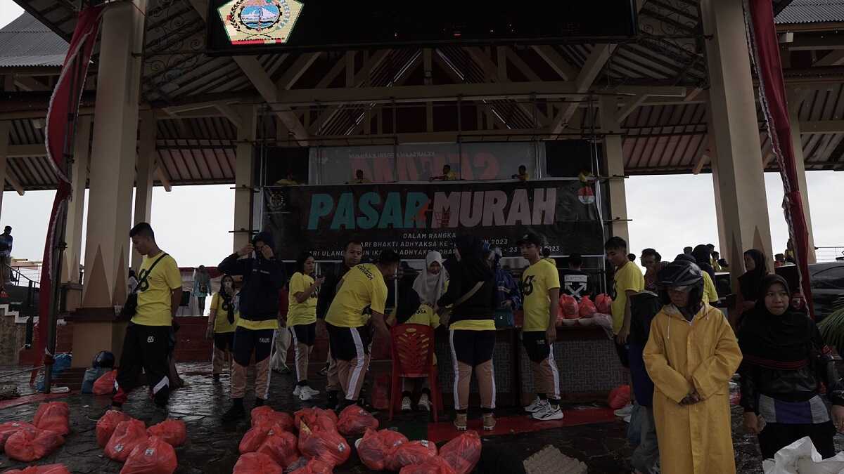 Pasar murah menyambut Hari Bhakti Adhyaksa ke-63 dan HUT Ikatan Adhyaksa Dharmakarini ke-23 di Panggung Rakyat Putri Kemuning, Coastal Area Tanjung Bal;ai Karimun, Jumat (14/7/2023). (Dokumentasi Kejari Karimun)