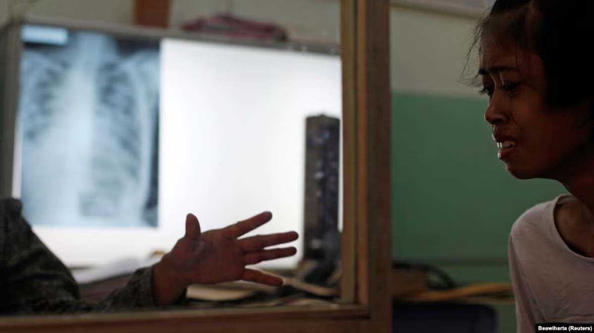 Dokumen - Seorang dokter (kiri) menghibur pasien tuberkulosis di poliklinik Persatuan Melawan Tuberkulosis di Jakarta, 4 April 2011. (Foto: REUTERS/Beawiharta)