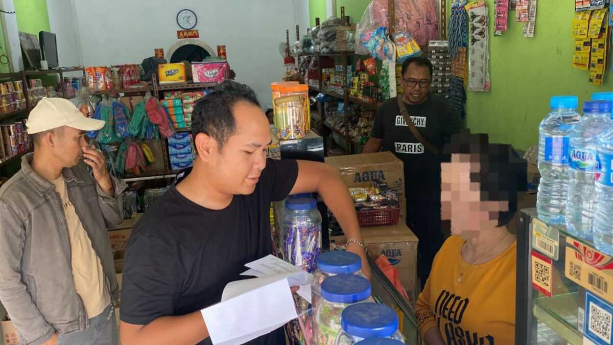 Personel Satreskrim Polres Karimun memeriksa salah satu toko untuk memastikan tidak adanya penjualan judi tebak angka jenis sie jie di Tanjung Balai Karimun, Minggu (23/7/2023). (Dok Humas Polres Karimun)