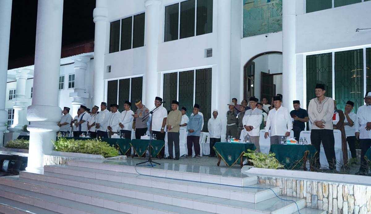 pawai takbir idul adha di asahan Bupati Asahan bersama sejumlah pejabat melepas pawai takbir Hari Raya Idul Adha di depan kantor bupati, Rabu (28/6/2023) malam. (Dokumentasi Pribadi)