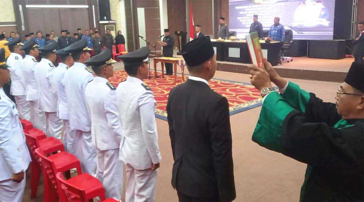 pelantikan camat hingga lurah di karimun Pelantikan 203 pejabat, termasuk camat, lurah dan kepala UPT Puskesmas di Gedung Nilam Sari, Kantor Bupati Karimun, Senin (17/7/2023). (lendoot.com)