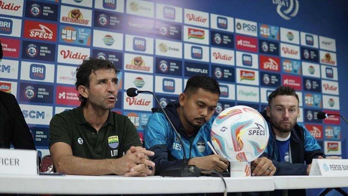 Pelatih Persib Luism Mila saat konferensi pers usai pertandingan kontra Madura United. (Instagram @persib)