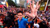 pemilu thailand Pemimpin Partai Bergerak Maju, Pita Limjaroenrat, menyapa para pendukungnya dalam aksi unjuk rasa untuk berterima kasih kepada para pemilih, di Bangkok, Thailand, 9 Juli 2023, menjelang pemilihan perdana menteri baru pada 13 Juli.