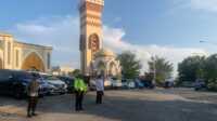 pengamanan idul adha di karimun Polisi berjaga-jaga di depan Masjid Baiturrahman ketika umat Islam menunaikan Shalat Idul Adha, Kamis (29/6/2023). (Dok. Humas Polres Karimun)