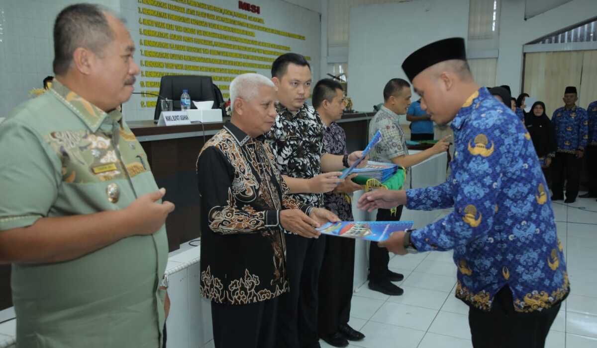 pengangkatan PPPK Asahan Bupati Asahan H Surya BSc menyerahkan salinan petikan keputusan pengangkatan PPPK di Aula Melati Kantor Bupati Asahan, Jumat (14/7/2023). (Dok Diskominfo Asahan)
