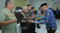 pengangkatan PPPK Asahan Bupati Asahan H Surya BSc menyerahkan salinan petikan keputusan pengangkatan PPPK di Aula Melati Kantor Bupati Asahan, Jumat (14/7/2023). (Dok Diskominfo Asahan)