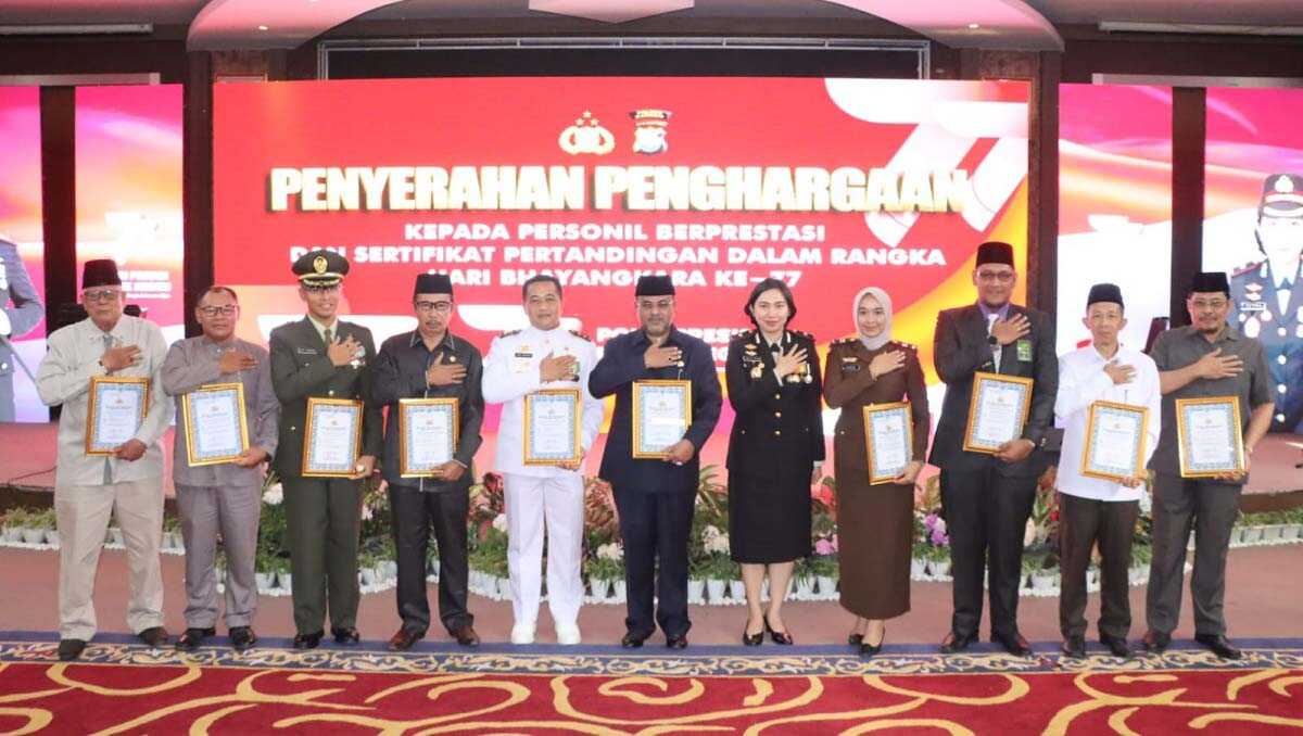 penghargaan di hari bhayangkara1 Bupati Karimun Aunur Rafiq, Wakapolres Karimun Kompol Petra CK Tumengkol dan sejumlah pejabat berfoto bersama dalam acara syukuran Hari Bhayangkara ke-77 di Gedung Nilam Sari, Kantor Bupati Karimun, Sabtu (1/7/2023). (Dok Humas Polres Karimun)