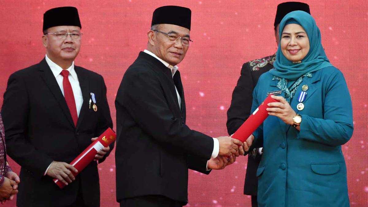 TP-PKK Provinsi Kepri Hj. Dewi Kumalasari Ansar menerima Penghargaan Manggala Karya Kencana dari Badan Kependudukan dan Keluarga Berencana Nasional (BKKBN). (Dok. Diskominfo Kepri)