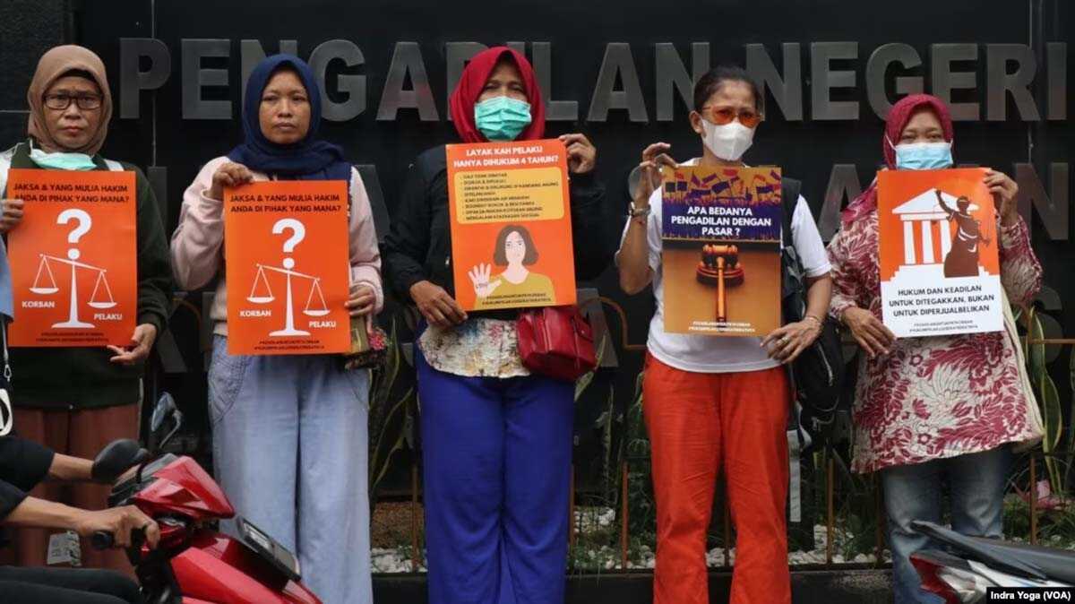 Sejumlah PRT melakukan aksi di depan Pengadilan Negeri Jakarta Selatan pada Senin (24/7) sore sebelum sidang putusan PRT korban kekerasan, Siti Khotimah dimulai. (VOA/Indra Yoga)