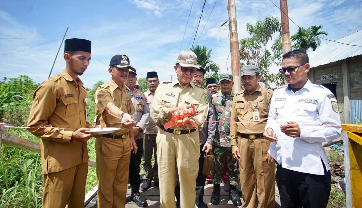 peresmian jembatan sungai rawa inhil Bupati Indragiri Hilir (Inhil) Drs HM Wardan MP meresmikan Jembatan Sungai Rawa yang merupakan penghubung Desa Belantaraya dengan Desa Pungkat, Senin (24/7/2023). (Dok, Bagian Prokopim Setda Inhil)