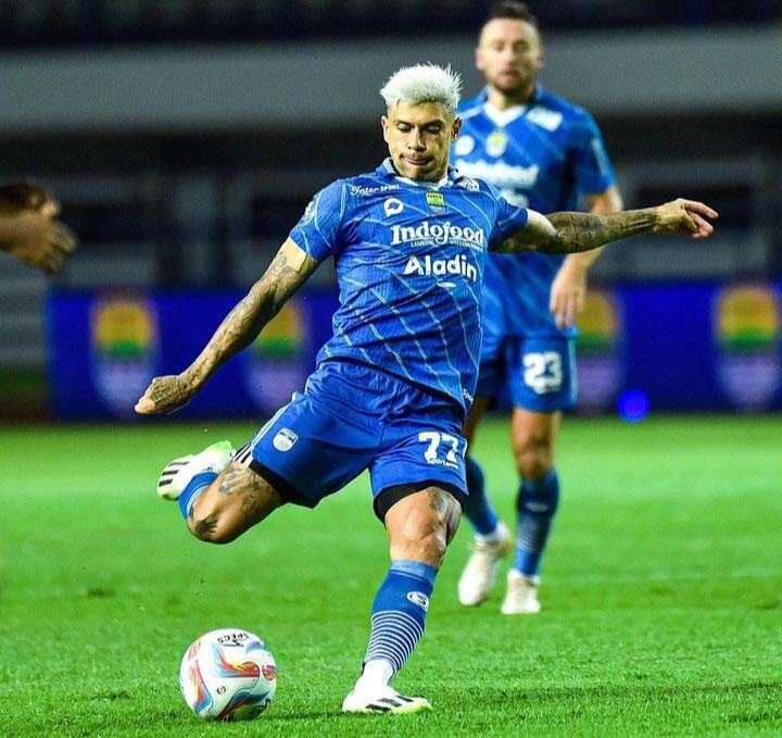 persib bandung vs dewa united Pertandingan Persib Bandung menghadapi Dewa United di Stadion Gelora Bandung Lautan Api, Kota Bandung, Jawa Barat, Jumat (14/7/2023). (Instagram @persib)