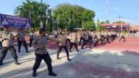 personel polres karimun latihan judo Personel Polres Karimun asah kemampuan beladiri judo di lapangan Bhayangkara Mapolres Karimun, Selasa (25/7/2023). (Dok. Humas Polres Karimun)