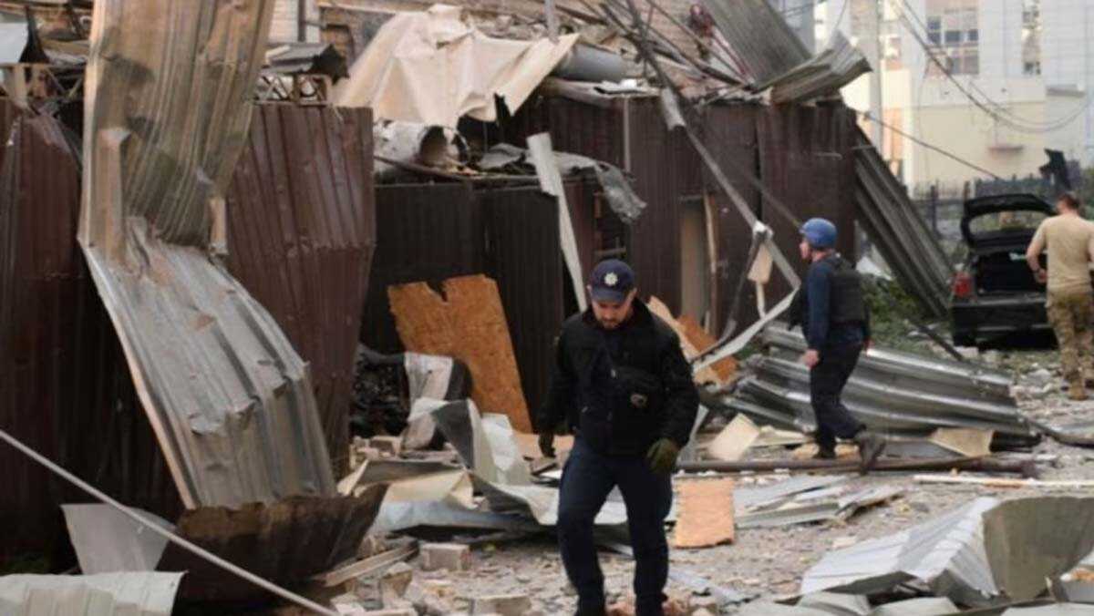pertempuran sengit di ukraina timur Seorang polisi dan petugas penyelamat berjalan di depan restoran RIA Pizza yang hancur akibat serangan Rusia di Kramatorsk, Ukraina, Selasa, 27 Juni 2023. (Foto: via AP)