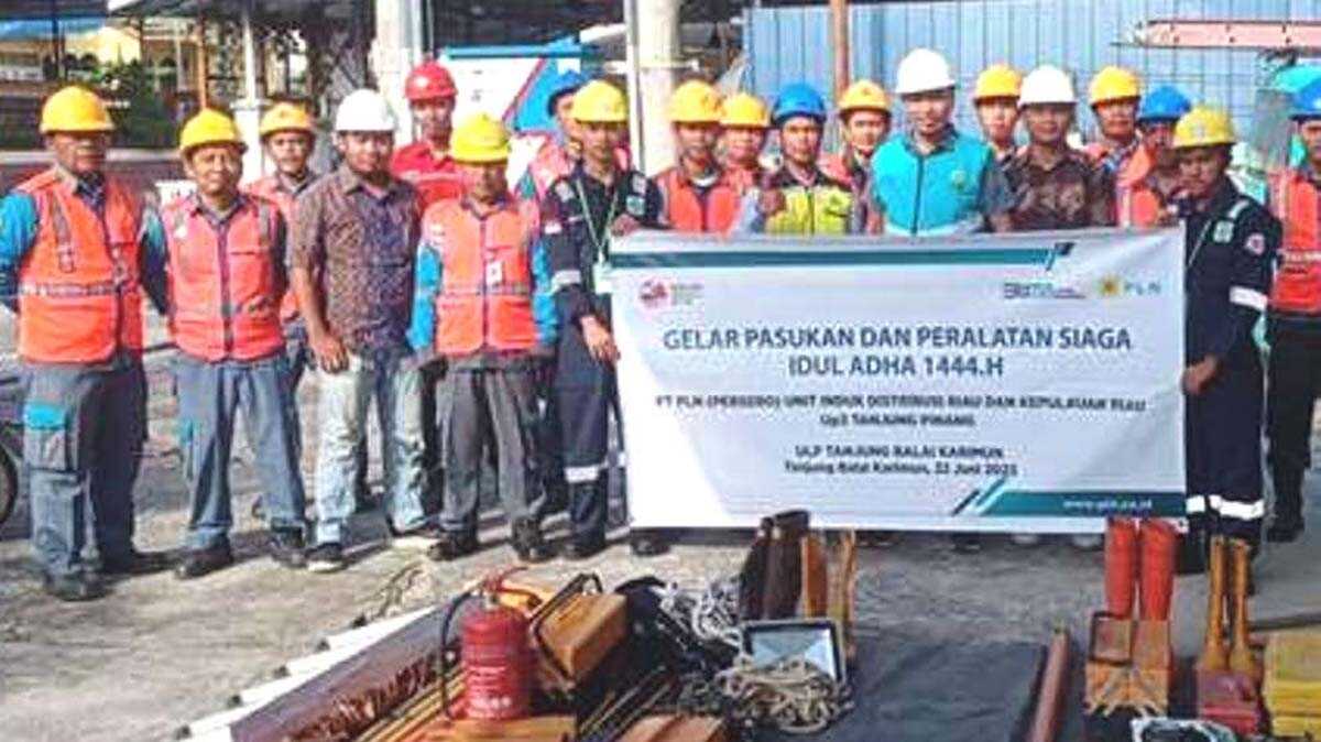 Pegawai atau karyawan PLN bepose bersama peralatan usai apel siaga menyambut Hari Raya Idul Adha, Rabu di Kantor PLN ULP Tanjung Balai Karimun. (Dok Humas PLN)