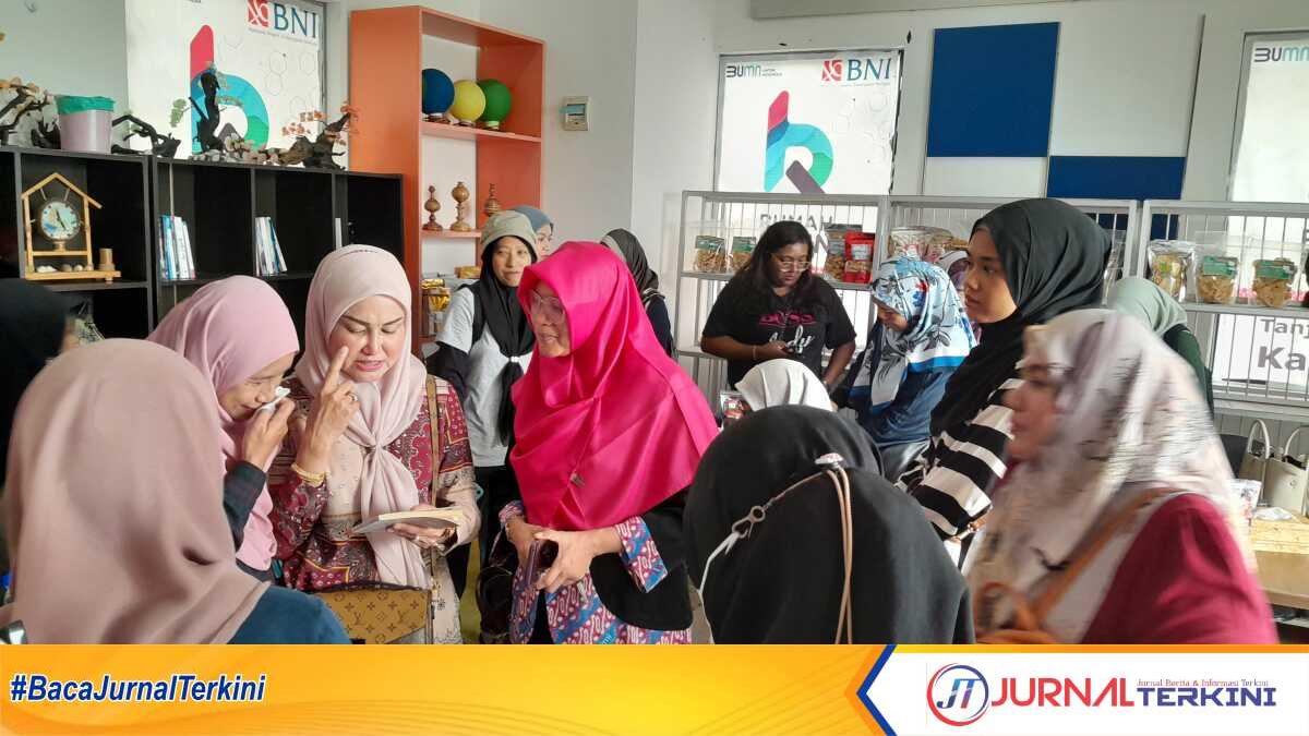 Ketua LKP Bunda Yusriana Susanti (jilbab merah) mendampingi rombongan Puspanita Cawangan Pasir Gudang, Johor, Malaysia ketika meninjau Rumah Kreatif BUMN di Coastal Area, Tanjung Balai Karimun, Kamis (6/7/2023). (JurnalTerkini.id/Rusdi)