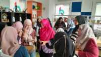 puspanita cawangan pasir gudang Ketua LKP Bunda Yusriana Susanti (jilbab merah) mendampingi rombongan Puspanita Cawangan Pasir Gudang, Johor, Malaysia ketika meninjau Rumah Kreatif BUMN di Coastal Area, Tanjung Balai Karimun, Kamis (6/7/2023). (JurnalTerkini.id/Rusdi)