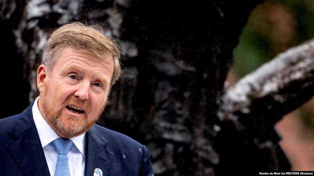 Raja Belanda Willem-Alexander memberikan pidato pada peringatan Hari Perbudakan Nasional di Oosterpark, Amsterdam, Belanda, 1 Juli 2023. (Foto: Remko de Waal via REUTERS)