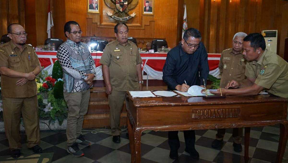 rapat paripurna dprd asahan Penandatanganan pengesahan Ranperda Laporan Pertanggungjawaban Pelaksanaan APBD 2022 dalam rapat paripurna DPRD Asahan, Selasa (4/7/2023). (Dok. Pribadi)