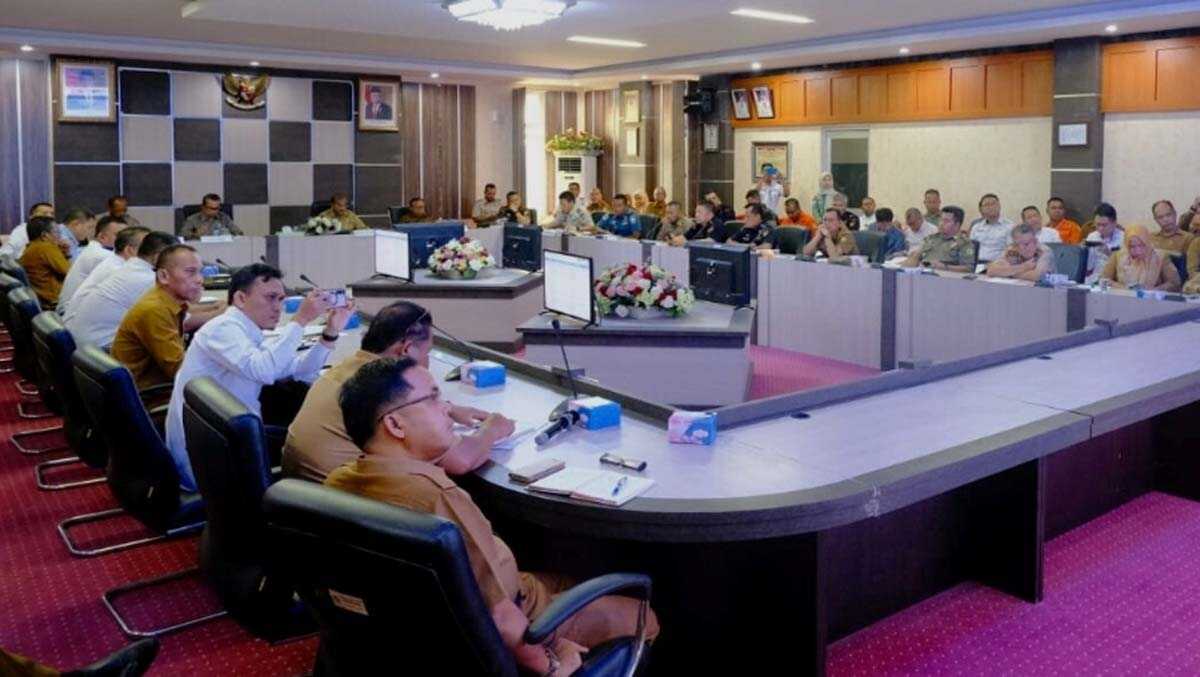 Rapat persiapan GTRA Summit yang dipimpin Bupati Karimun Aunur Rafiq di ruang rapat Cempaka Putih, Kantor Bupati Karimun, Senin (3/7/2023). (Dok. Prokopim)