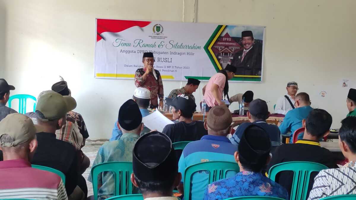 reses andi rusli H Andi Rusli, Wakil Ketua DPRD Kabupaten Indragilir Hilir dari Fraksi Partai Persatuan Pembangunan (PPP) menggelar reses guna menyerap aspirasi rakyat di Daerah Pemilihan 6 yang meliputi wilayah Kecamatan Sungai Batang, Reteh, Keritang dan Kemuning, Rabu (26/7/2023). (JurnalTerkini.id/Abdullah)
