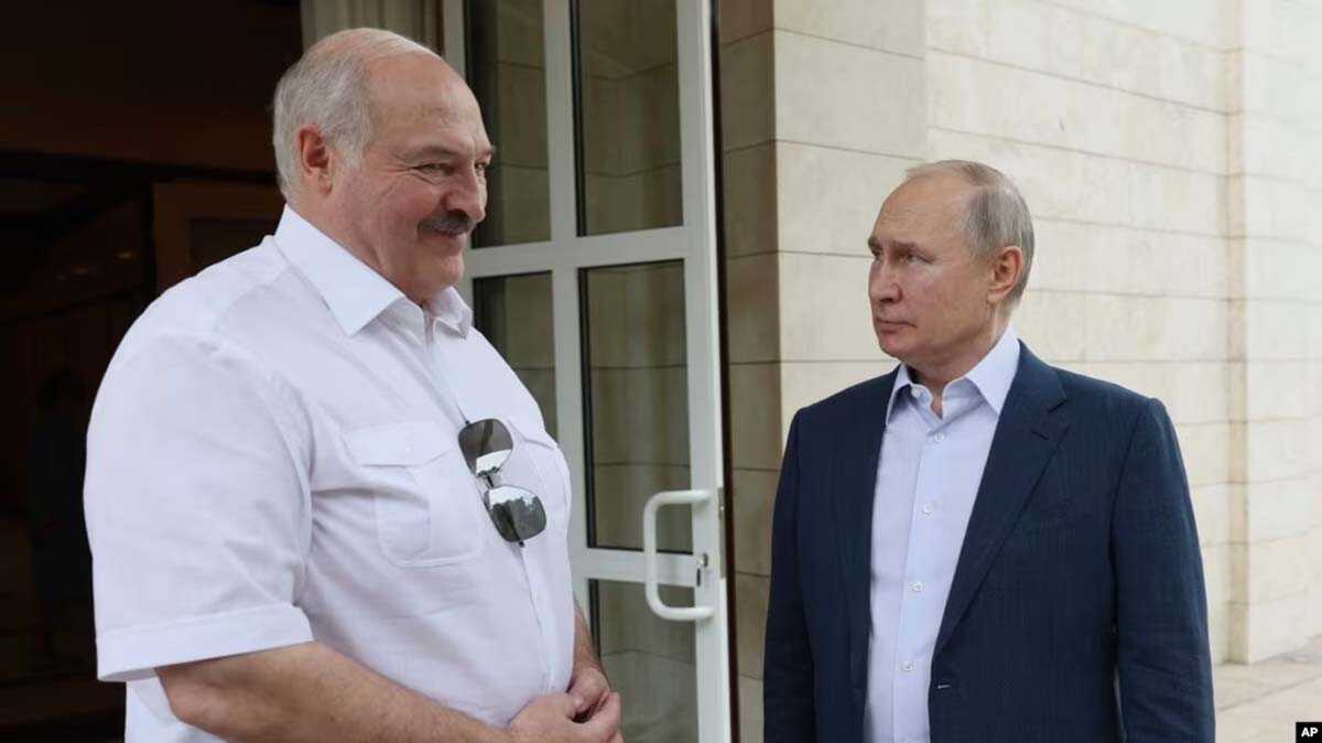 Presiden Rusia Vladimir Putin (kiri) dan Presiden Belarus Alexander Lukashenko berbincang-bincang usai pertemuan bilateral di kediaman Bocharov Ruchei di kota resor, Sochi, Rusia, 9 Juni 2023. (Foto: Gavriil Grigorov, Sputnik, Kremlin Pool Photo via AP)