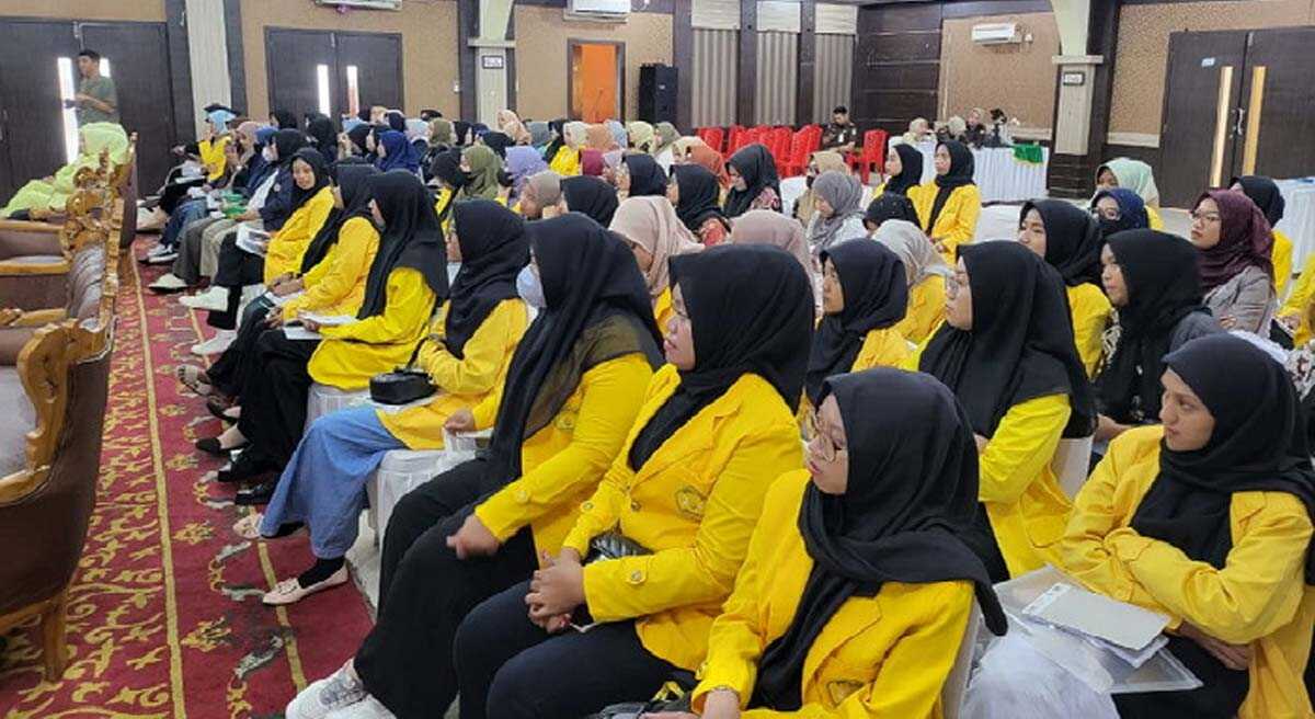 Ratusan mahasiswa mengikuti seminar hukum Stop Kekerasan Terhadap Perempuan yang digelar Kejari Karimun dalam rangka Hari Bhakti Adhyaksa ke-63 di Gedung Nasional, Tanjung Balai Karimun, Selasa (18/7/2023). (dokumentasi pribadi/novel)