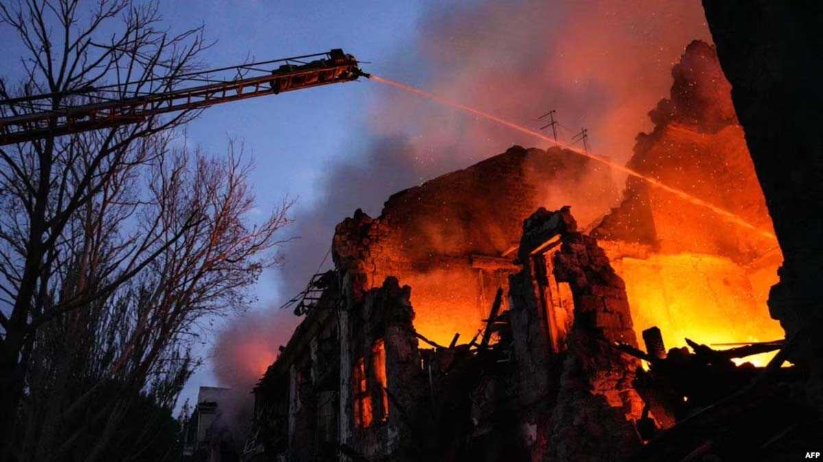 serang rusia ke mykolaiv Tim penyelamat memadamkan api kebakaran di gedung tempat tinggal yang hancur akibat serangan rudal Rusia di pusat Mykolaiv, Ukraina, 20 Juli 2023. (Handout/Layanan Darurat Ukraina/AFP)