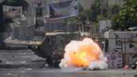 serangan israel ke palestina Sebuah bom yang dilemparkan oleh warga Palestina meledak di samping kendaraan tentara Israel selama serangan militer di kamp pengungsi Jenin, kubu militan, di Tepi Barati, Selasa, 4 Juli 2023. (AP/Majdi Mohammed)