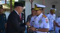 sertijab Danlanal Ranai Wakil Bupati Natuna, Rodhial Huda bersalaman dengan Danlantamal IV Batam Laksamana Pertama TNI Tjatur Soniarto, CHRMP. M.Tr.Opsla di acara serah terima jabatan Danlanal Ranai. (Dok Diskominfo Natuna)