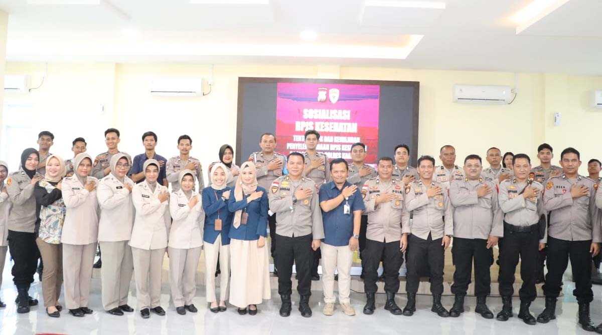 sosialisasi jkn kis polres karimun Kepala Kantor BPJS Kesehatan Karimun Muheri, Kabag SDM Polres Karimun AKP Binsar dan jajaran berpose usai sosilaisi tentang JKN-KIS di Mapolres Karimun, Kamis (20/7/2023). (Dok. Humas Polres Karimun)