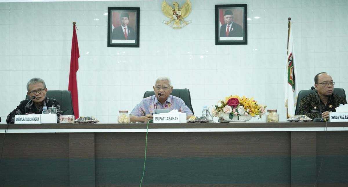 ki-ka: Direktur Evaluasi Kerja Kemendagri, Bupati Asahan dan Sekda Asahan dalam acara sosialisasi penyusunan LPPD di Kantor Bupati Asahan, Kamis (20/7/2023). (dok. Diskominfo Asahan)