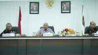 sosialisasi penyusunan lppd asahan ki-ka: Direktur Evaluasi Kerja Kemendagri, Bupati Asahan dan Sekda Asahan dalam acara sosialisasi penyusunan LPPD di Kantor Bupati Asahan, Kamis (20/7/2023). (dok. Diskominfo Asahan)