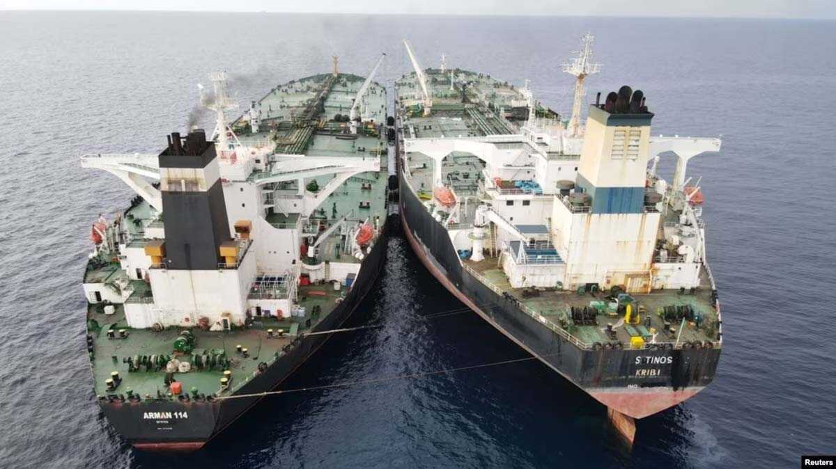 supertanker MT Arman 114 Kapal VLCC berbendera Iran, MT Arman 114, dan MT S Tinos berbendera Kamerun, tengah melakukan transfer minyak kapal-ke-kapal tanpa izin, menurut Badan Keamanan Laut Indonesia (Bakamla), di dekat Laut Natuna Utara Indonesia, Indonesia, 7 Juli 2023. (Bakamla/ Handout via REUTERS)