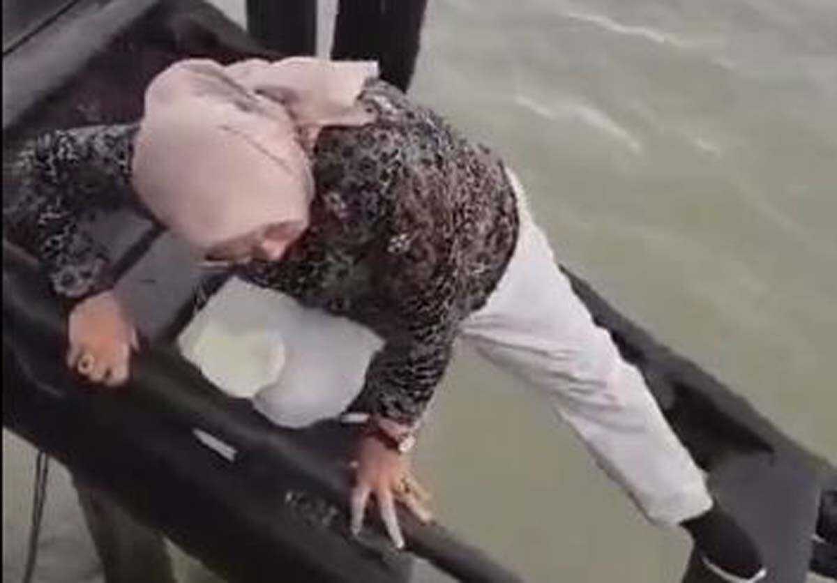 Politikus Partai Gerindra Sri Rezeki menjajal tangga dermaga Pangkalan Balai, Kecamatan Buru yang rusak dan beberapa keping sudah copot dan hilang saat berkunjung ke daerah itu beberapa hari lalu. (tangkapan layar)
