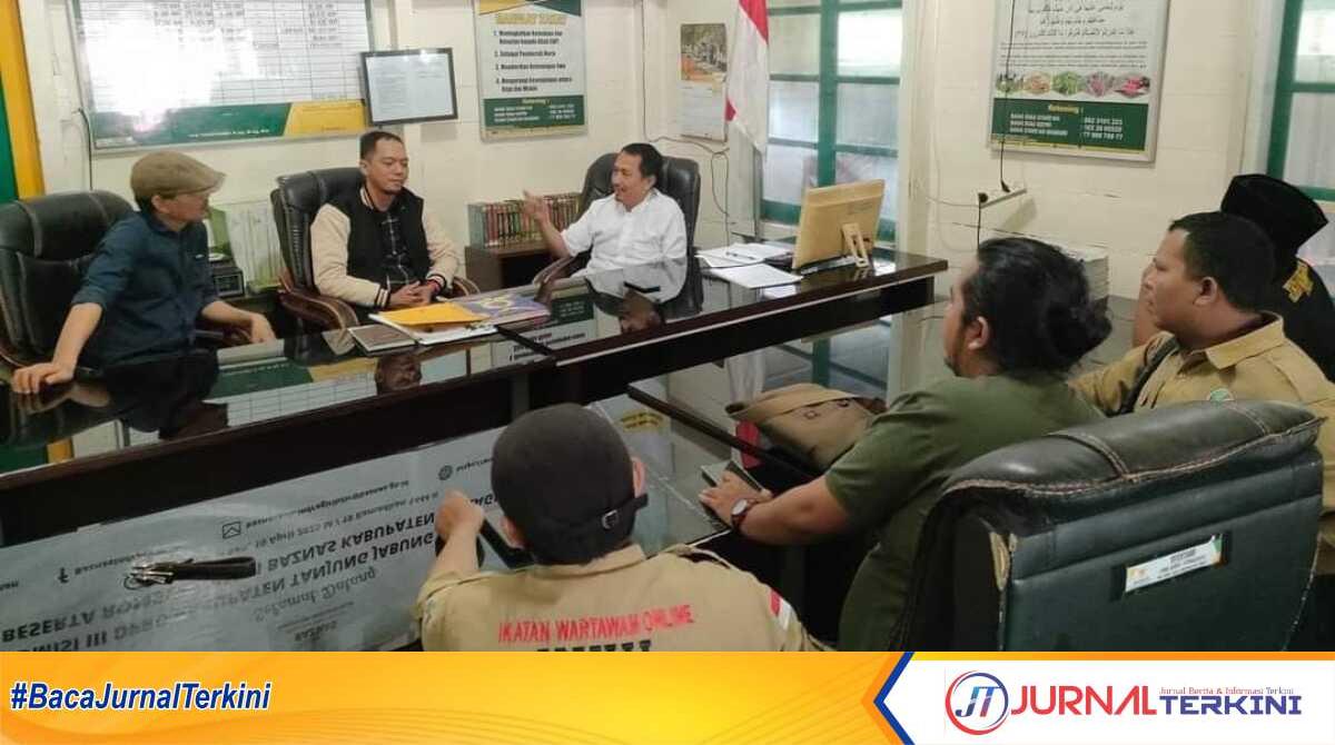 tiara bocor jantung di inhil Pengurus Ikatan Wartawan Online Inhil beraudiensi dengan Basnas setempat meminta bantuan untuk Nur Indah Mutiara yang mengalami bocor jantung beberapa hari lalu. (JurnalTerkini.id/Abdullah)