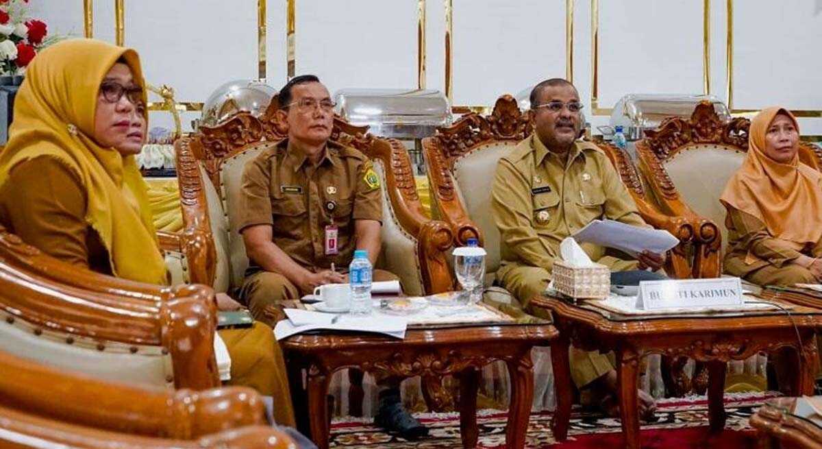 top inovasi pelayanan publik Bupati Karimun Aunur Rafiq didampingi Kepala Dinas Kesehatan Rachmadi menghadiri vicon paparan finalis Top Inovasi Pelayanan Publik 2023 di rumah dinasnya, Senin (3/7/2023). (Dok. Prokopim Setkab Karimun)
