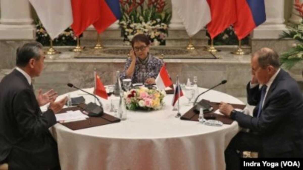 Menteri Luar Negeri Indonesia, Retno Marsudi melakukan pertemuan trilateral dengan Perwakilan Tiongkok, Wang Yi dan Menteri Luar Negeri Rusia, Sergey Lavrov pada Jumat (12/7) di Jakarta. (VOA/Indra Yoga)