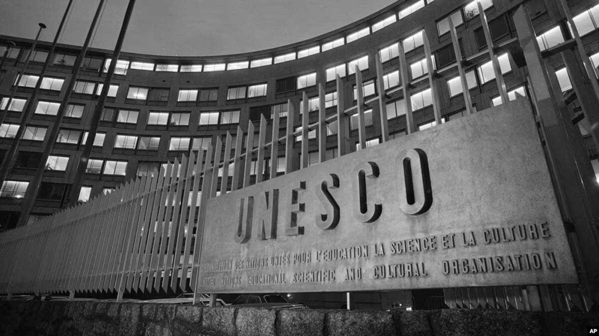 unesco FILE - Kantor pusat UNESCO di Paris pada malam hari. (Foto: AP/Pierre Gleizes)