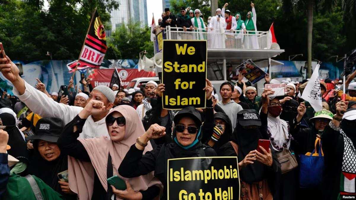 Umat Islam di Indonesia berunjuk rasa menanggapi pembakaran Al-Qur'an di Swedia, di luar Kedutaan Besar Swedia di Jakarta, 30 Januari 2023. (REUTERS/Willy Kurniawan)