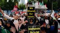 unjuk rasa pembakaran al quran di swedia Umat Islam di Indonesia berunjuk rasa menanggapi pembakaran Al-Qur'an di Swedia, di luar Kedutaan Besar Swedia di Jakarta, 30 Januari 2023. (REUTERS/Willy Kurniawan)