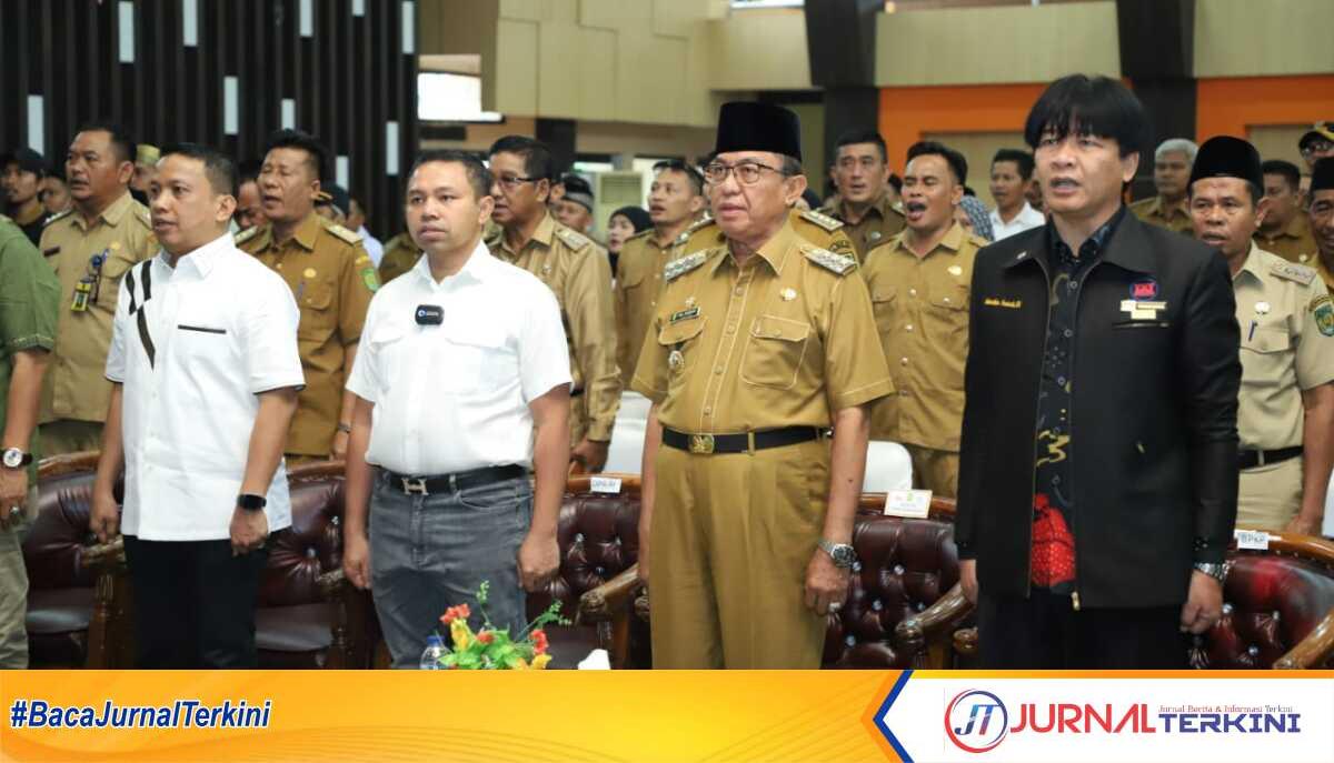 workshop evaluasi keuangan desa Inhil Bupati Indragiri Hilir (Inhil) HM Wardan (2 kanan) membuka workshop evaluasi pengelolaan keuangan dan pembangunan desa 2023 di gedung daerah Engku Kelana Tembilahan, Selasa (18/07/2023). (Dok. Bagian Prokopim Setda Inhil)